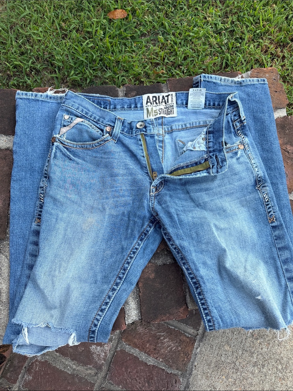 Ariat M5 slim straight Medium wash distressed  blue Jeans size 33 x 36 - Picture 3 of 5
